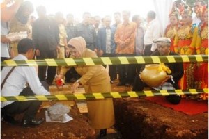 Bupati saat meletakan batu pertama pembangunan ruang rawat inip KMC.